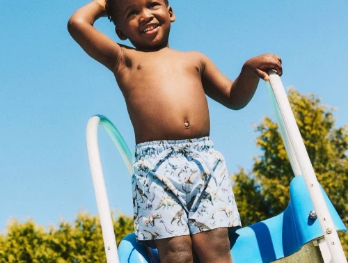 Dreng i lyseblå badeshorts fra Name it 13239792 mountain spring